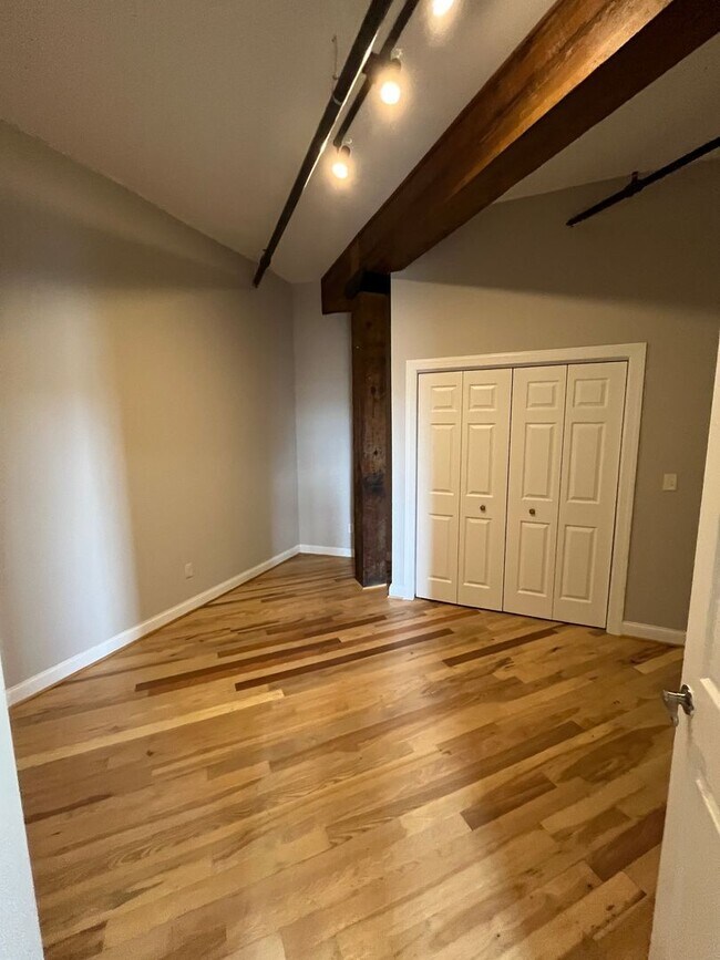 Building Photo - 265 N Queen St