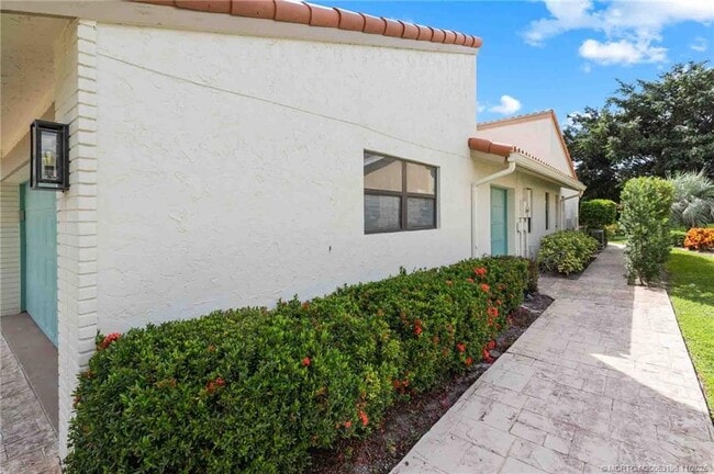 Building Photo - 2385 SW Creekside Dr