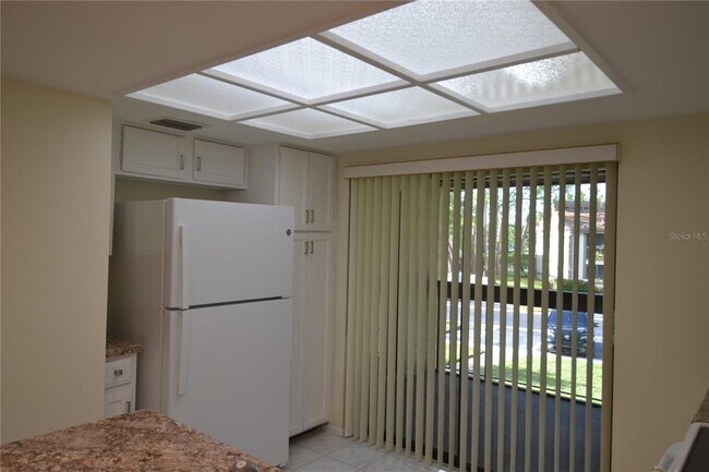 Building Photo - 226 Woodlake Wynde