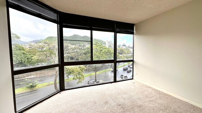 Building Photo - SPACIOUS 2 BED/2 BATH/1 PRKG & WASHER/DRYE...