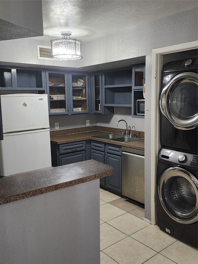 Building Photo - 10811 Richmond Ave.