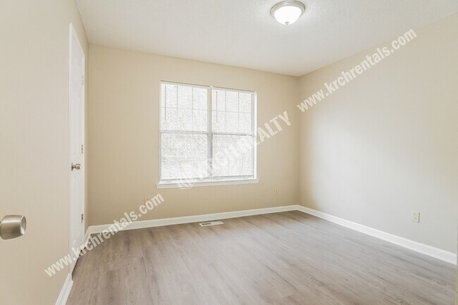 Building Photo - 3-Bed Home with Fireplace