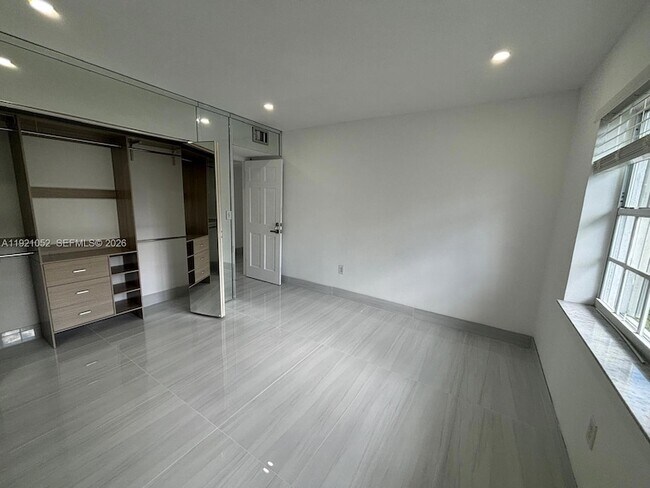 Building Photo - 725 91st St