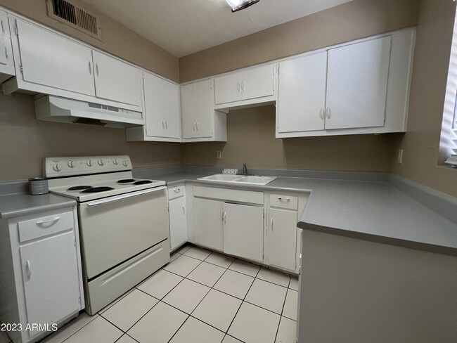 Building Photo - 26 W 6th Pl