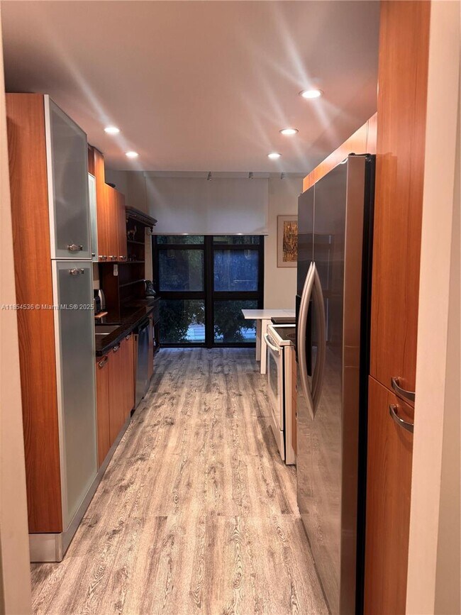 Building Photo - 1121 Crandon Blvd