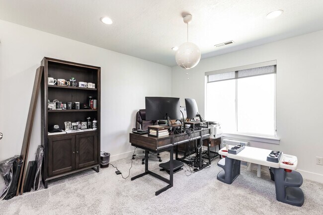 Building Photo - 5 Bedroom/4 Bathroom Lehi