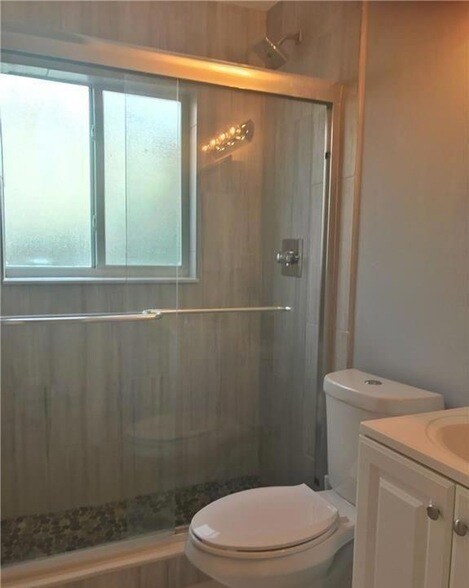 Building Photo - 704 NE 23rd Ave