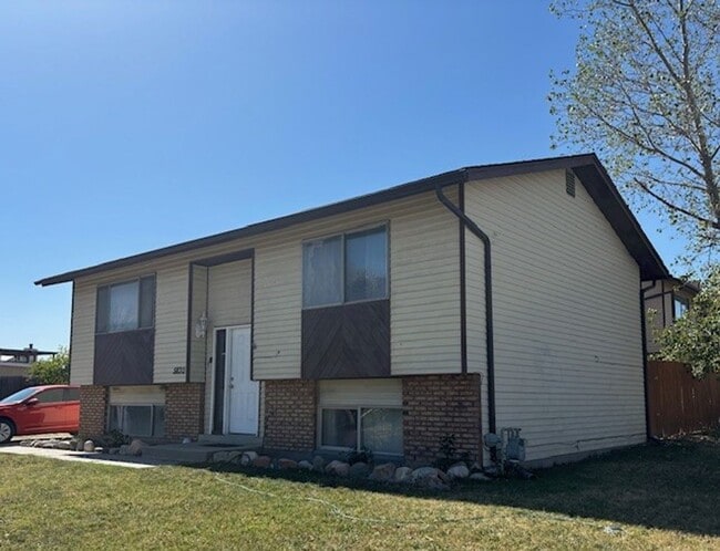 Building Photo - Large Home in Kearns - Fenced Backyard