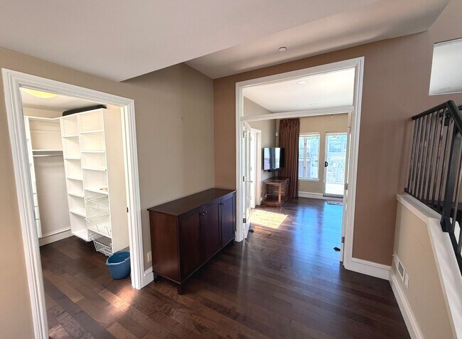Building Photo - HUGE MODERN BRIGHT Potrero Hill Top Floor ...