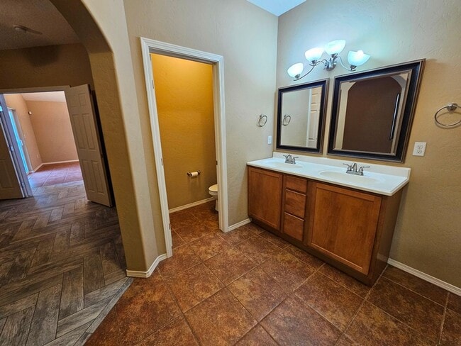 Building Photo - Beautiful Golf Course Area Home with 4 Bed...