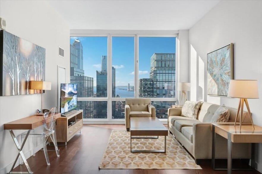 Primary Photo - 605 W 42nd St