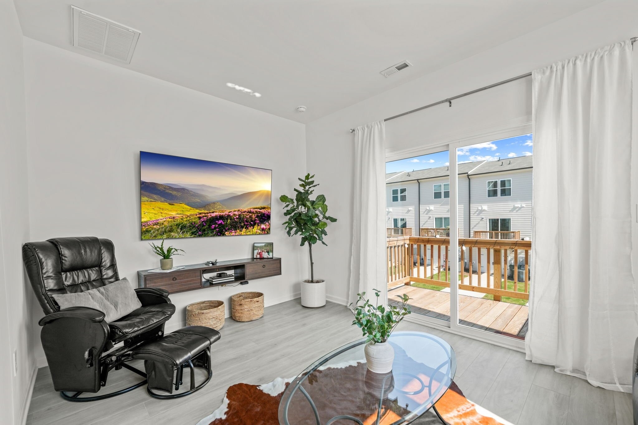 Building Photo - 1955 Robin Hill Ln