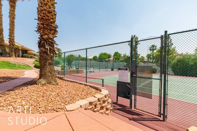 Building Photo - Stunning 3-Bedroom Home with Private Backy...
