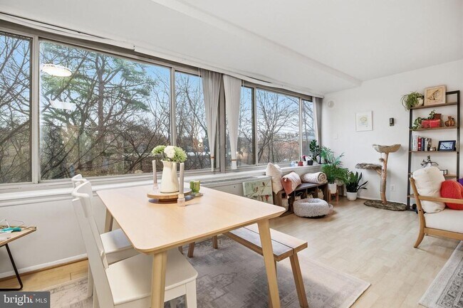 Building Photo - 1210 N Taft St