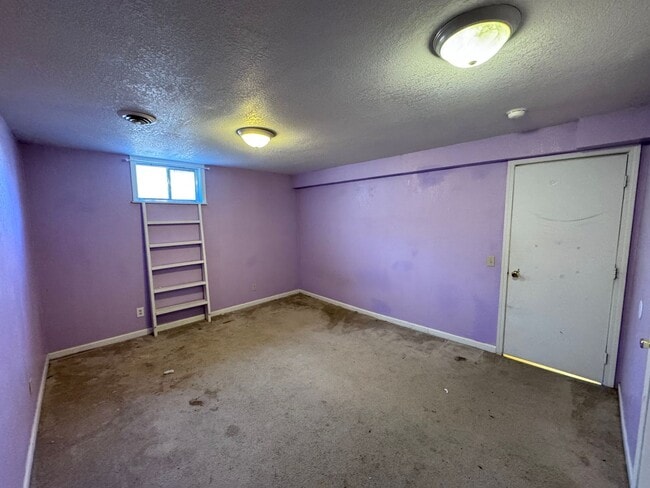 Building Photo - 5 Bedrooms!