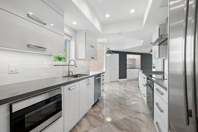 Building Photo - 300 SE 5th Ave