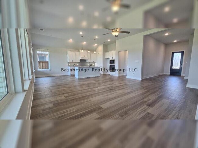 Building Photo - 3/2/2 w/office - Space & Functionality in ...