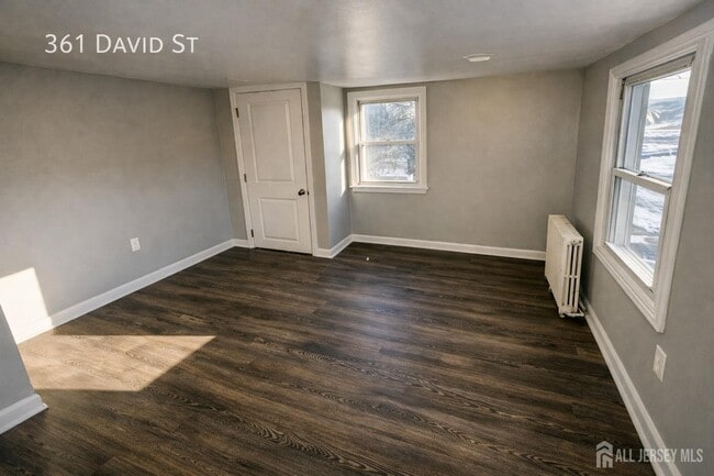 Building Photo - 361 David St