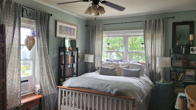 Building Photo - 249 E Walnut St