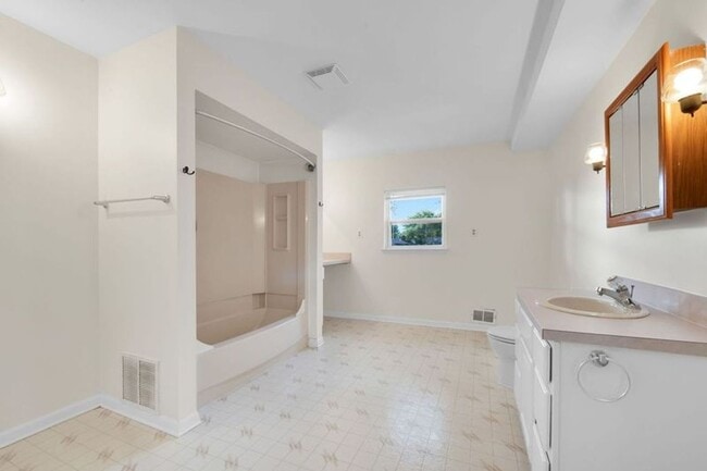 Building Photo - 22100 Revere St