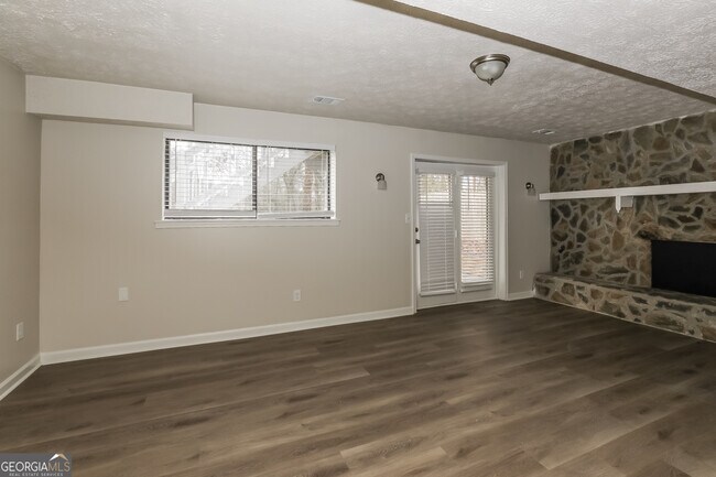 Building Photo - 2845 Woodhollow Ln