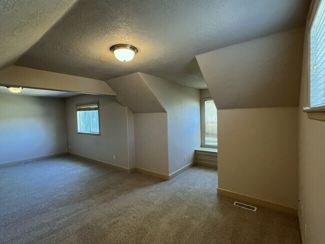 Building Photo - Beautiful 4 bed 3.5 bath home in Eagle jus...