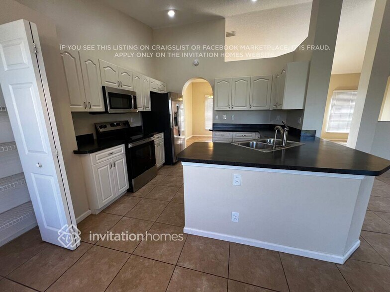 Building Photo - 2133 SW Pruitt St