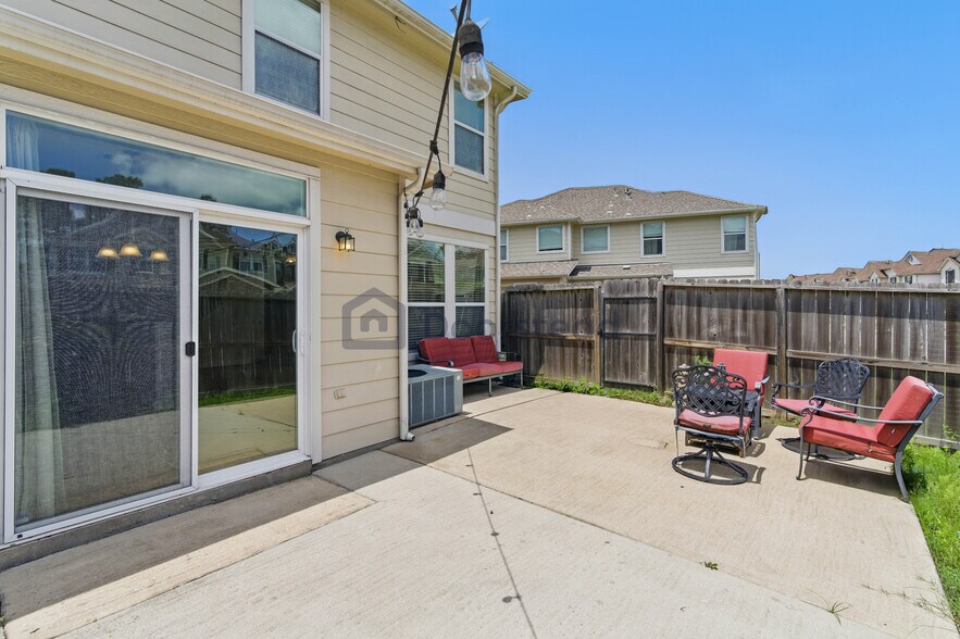 Building Photo - 16030 Summerville Lake Dr