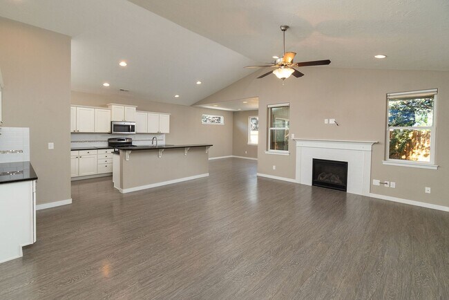 Building Photo - Spacious single level Orchard floorplan with 4th bedroom/den option home featuring SOLAR - Great ...