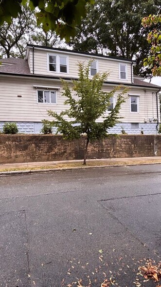 Building Photo - 584 River Ave