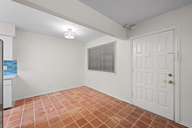 Building Photo - 505 W 7th St