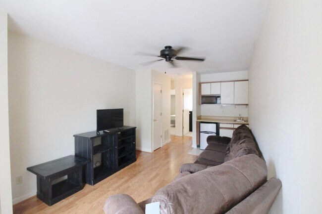 Building Photo - 1408 Bradley Dr