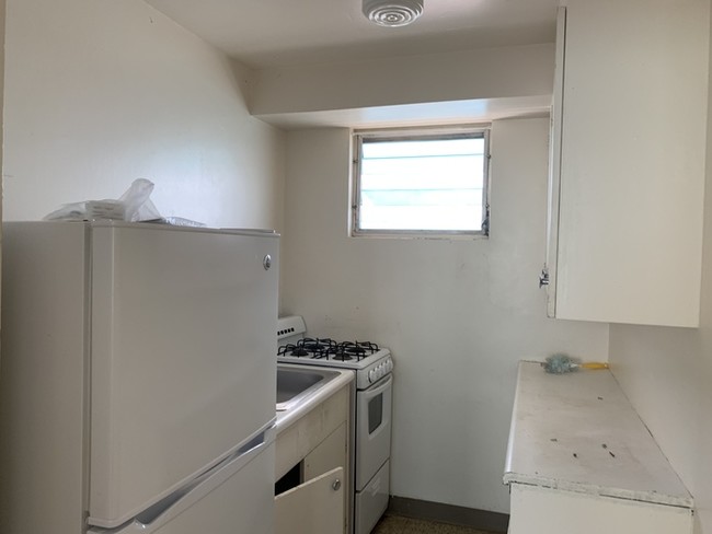 Building Photo - 2 Bedroom 1 Bathroom in Kaimuki-No Section 8