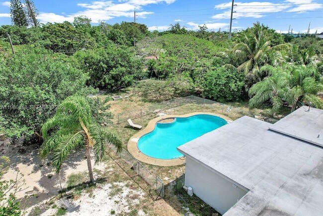 Building Photo - 2417 Pierce St