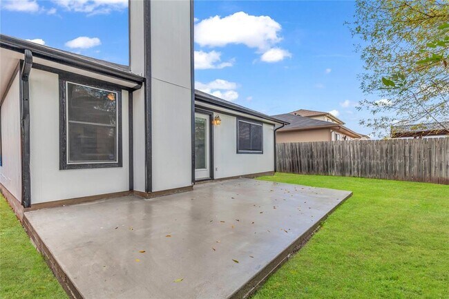 Building Photo - 16613 Jaron Dr