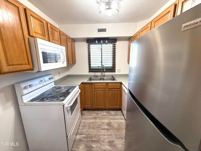 Building Photo - 1225 Carriage Cir