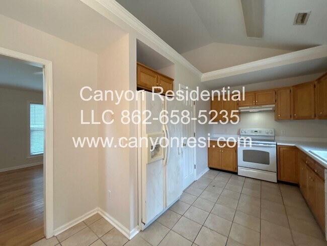 Building Photo - Beautiful 3 BR/3Bath in well sought after neighborhood !