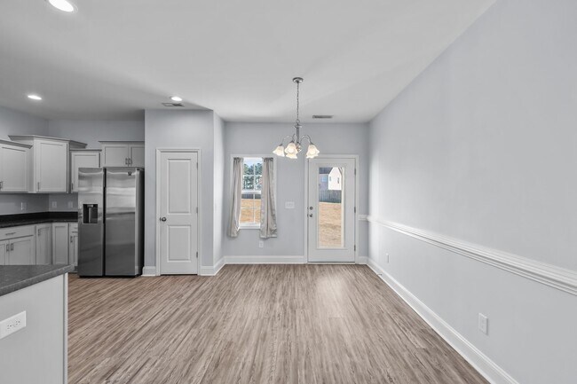 Building Photo - 3 bedroom 2 bathroom with a bonus room