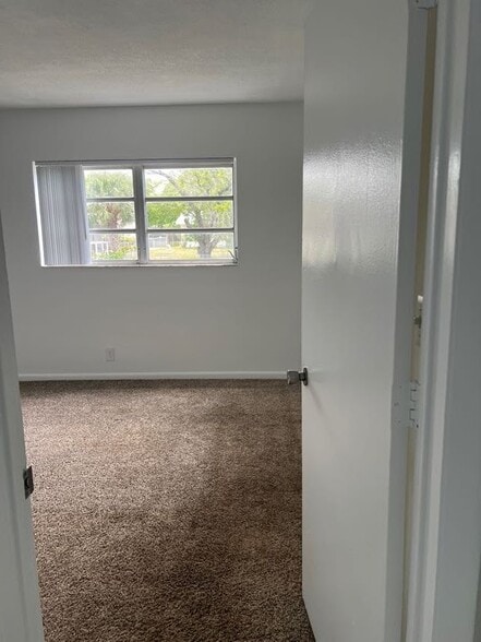 Building Photo - 374 Sunshine Dr