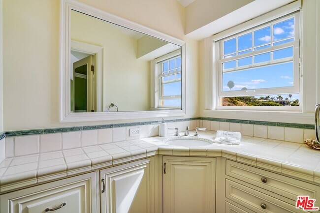 Building Photo - 6277 Sea Star Dr