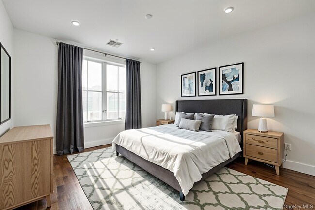 Building Photo - 291 Main St