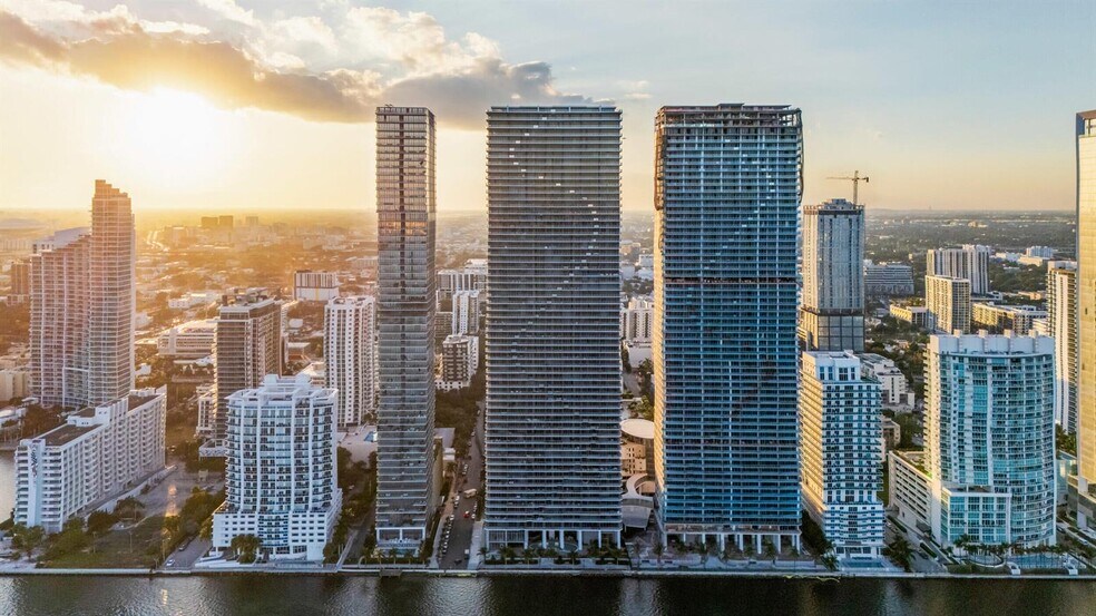 Building Photo - 700 NE 24th St