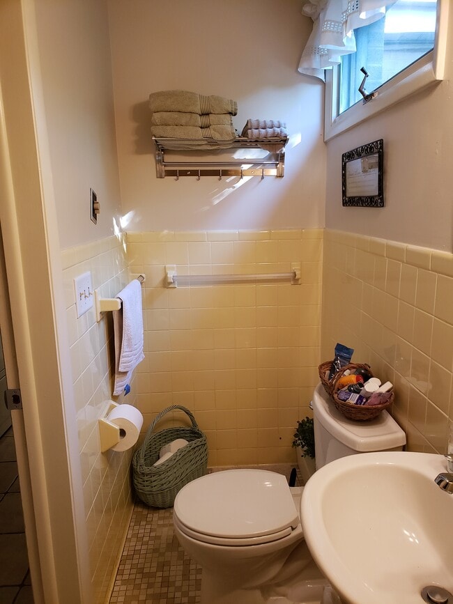 Building Photo - 94 Range End Manor