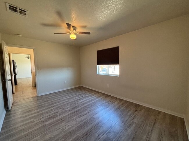 Building Photo - Spacoius Home Available Now!