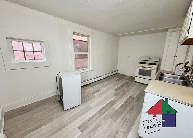 Building Photo - 94 Malletts Bay Ave