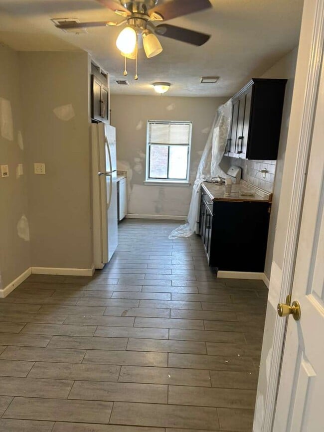 Building Photo - 402 Kennedy Dr