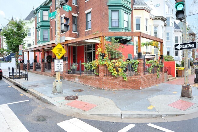 Building Photo - 3 Bed 2.5 Bath - Bloomingdale Condo - 1 Assigned Parking Space