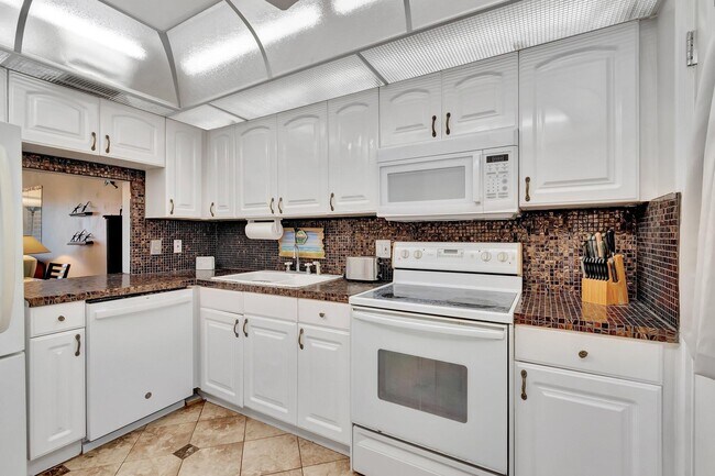 Building Photo - 2871 N Ocean Blvd