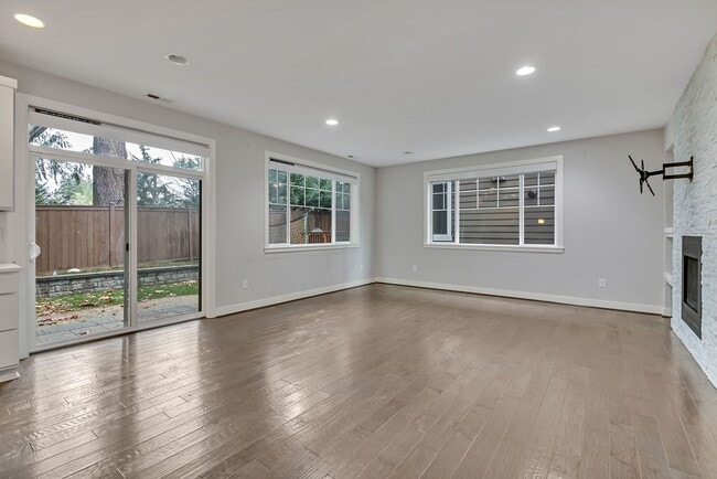 Building Photo - Sophisticated and Luxurious