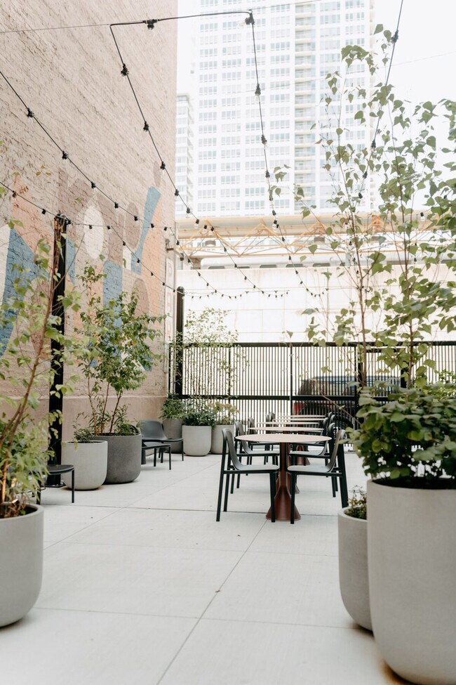 Building Photo - 755 S Clark St